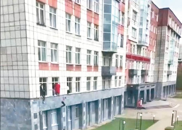不少學生跳窗逃生。
