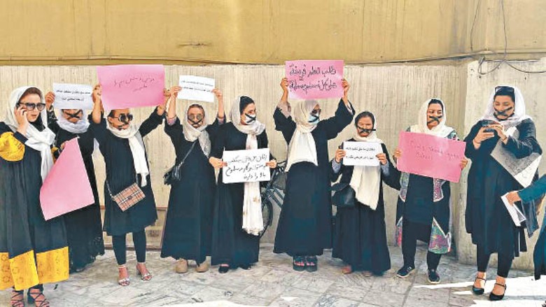 阿富汗女性在喀布爾示威，爭取接受教育權利。