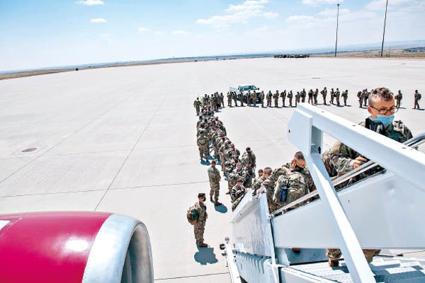 美軍士兵登機準備前往海外部署。