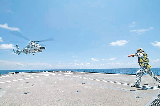 演習項目包括兩軍艦載直升機互降。