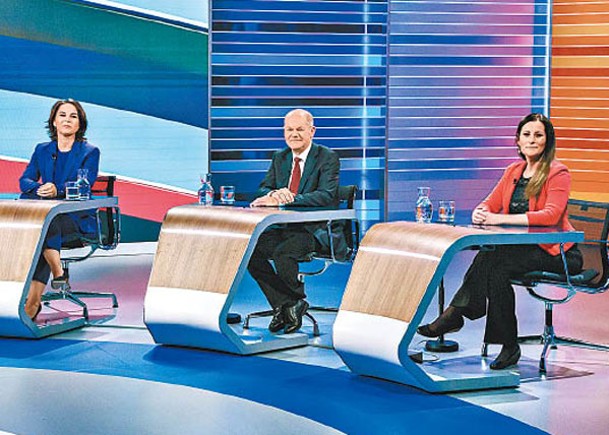 貝爾伯克（左）及紹爾茨（中）出席電視辯論。（Getty Images圖片）