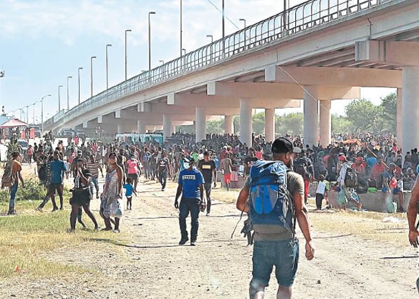 大批難民在德爾里奧聚集。
