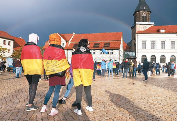 有年輕選民披上德國國旗，出席右翼政黨集會。（Getty Images圖片）
