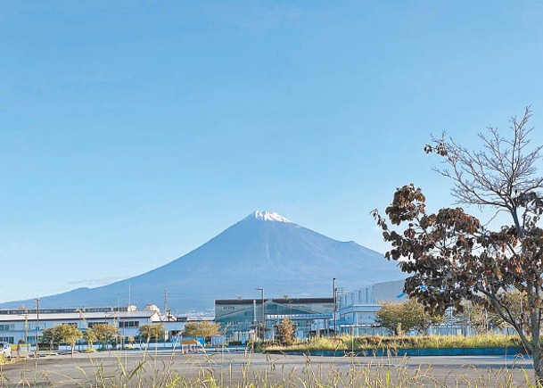 民眾在宣布初冠雪當日拍下富士山的景色。