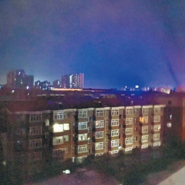 黑龍江：限電措施之下，城區入夜後一片漆黑。