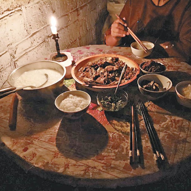 黑龍江：一名市民被迫以蠟燭照明，享受「燭光晚餐」。