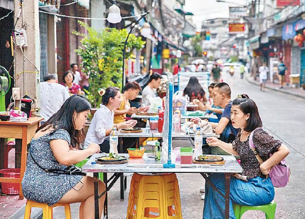 遊客品嘗泰國地道美食。