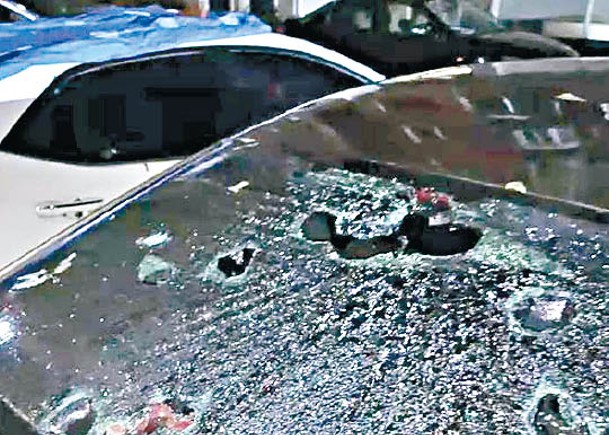 汽車擋風玻璃被擊碎。