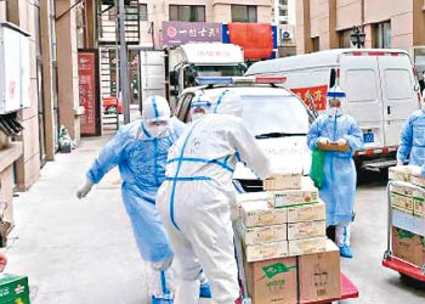哈爾濱的防疫人員運送物資到小區。