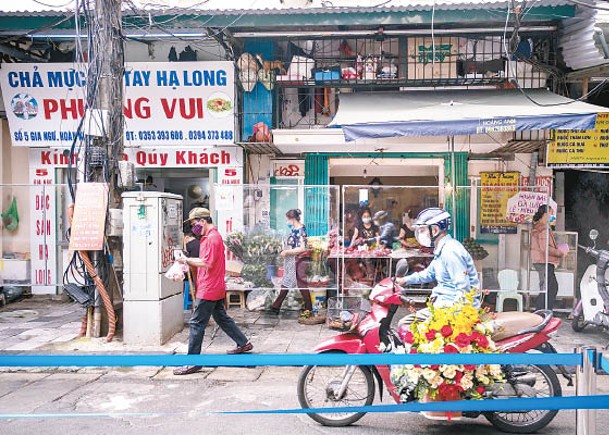 越南開始解封，首都河內民眾如常外出。（Getty Images圖片）