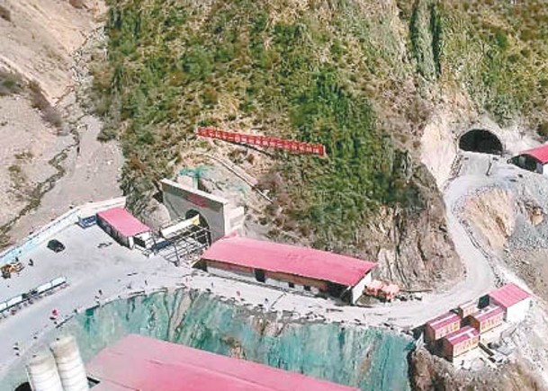 西藏高原覺巴山隧道全線貫通