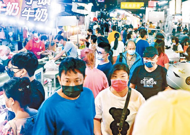 台灣疫情放緩，將放寬口罩令。