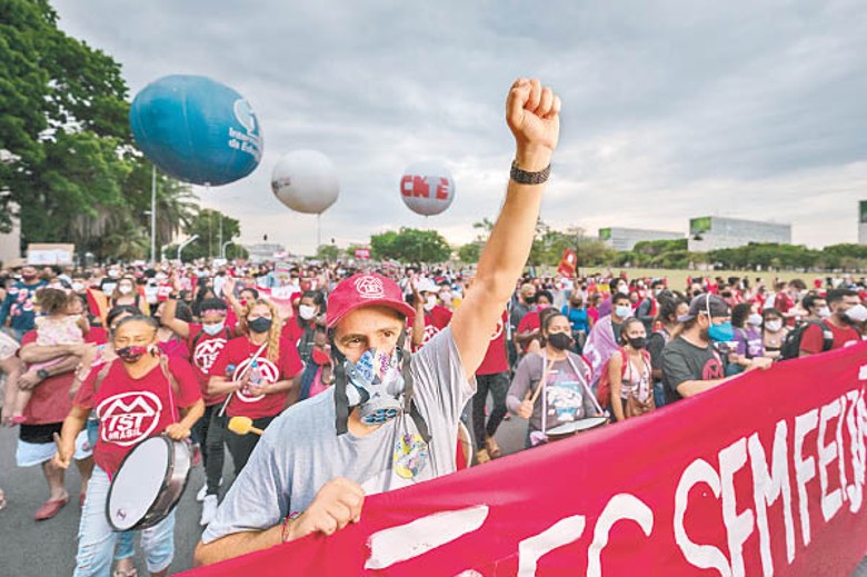 巴西利亞示威者高呼口號。