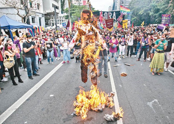 聖保羅示威者焚燒博爾索納羅肖像。
