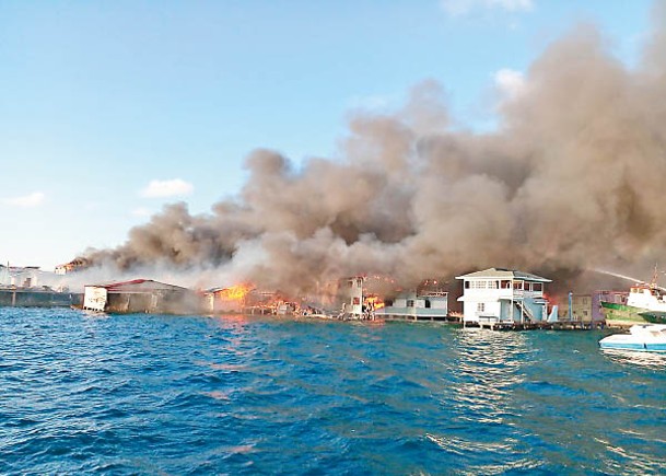 瓜納哈島起火，冒出濃煙。