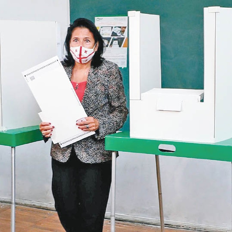 總統祖拉比什維利現身投票。