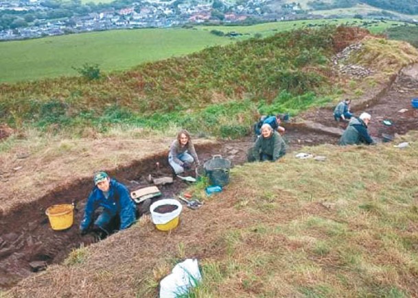 村民們無償協助考古團隊挖掘遺址。