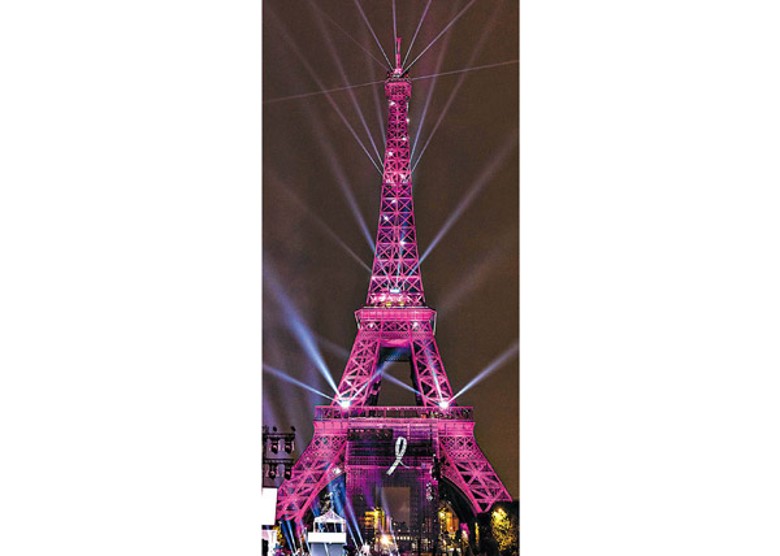 艾菲爾鐵塔亮起粉紅色燈光。（Getty Images圖片）