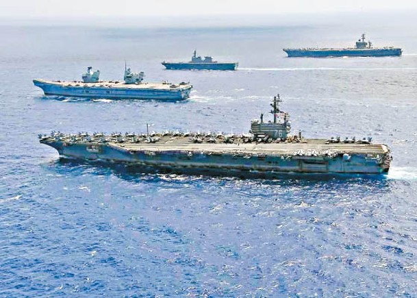 列根號、伊利沙伯女王號、伊勢號及卡爾文森號（近至遠）在沖繩海域演習。