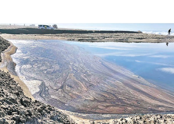 原油污染南加州海岸。