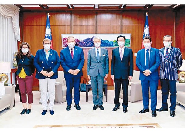 吳釗夑（右三）與訪台的法國參議員會面。