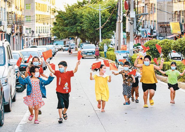 莆田市有小孩上街慶祝「解封」。 （中新社圖片）
