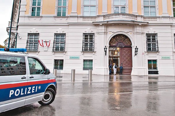 警車停泊在總理府前。（Getty Images圖片）