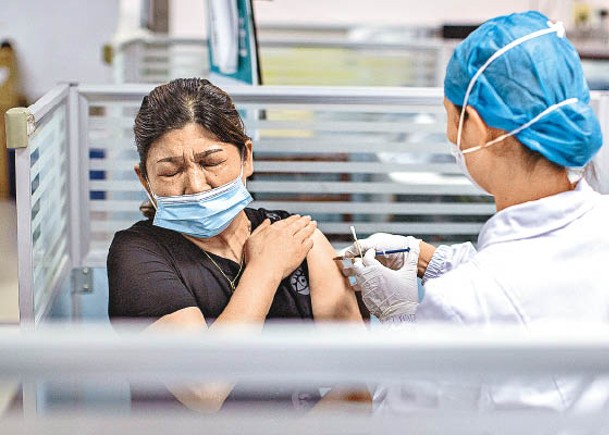 美國下月放寬已完成接種疫苗的中國遊客入境。（Getty Images圖片）