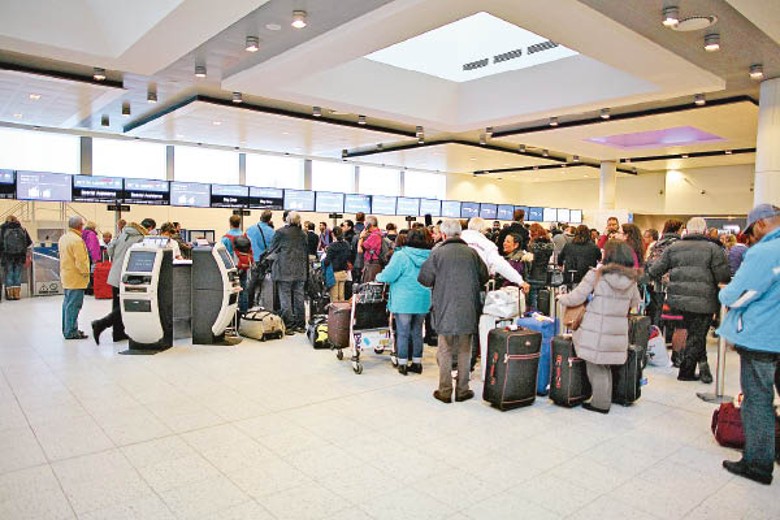 英國放寬旅遊警示後，遊客可更容易購買旅遊保險出行。（Getty Images圖片）