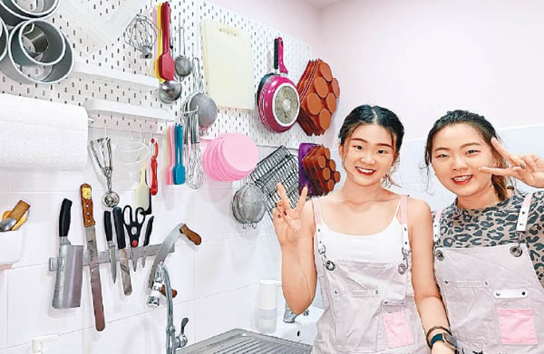陳宇瑩（左）和姊姊陳宇馨（右）開設蛋糕店。