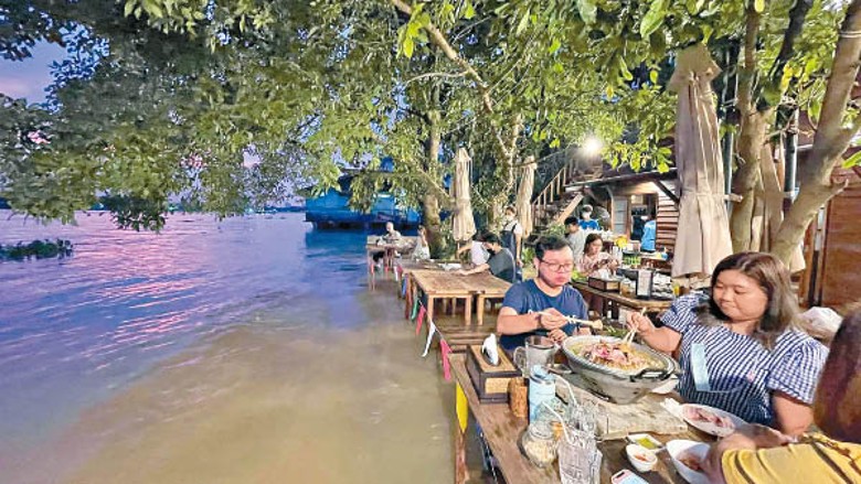 餐廳顧客坐在水中用餐。