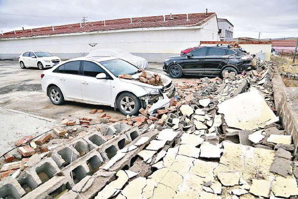 青海省瑪多縣有汽車在地震受損。（中新社圖片）