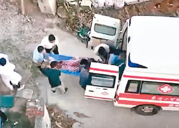 傷者被抬上救護車。
