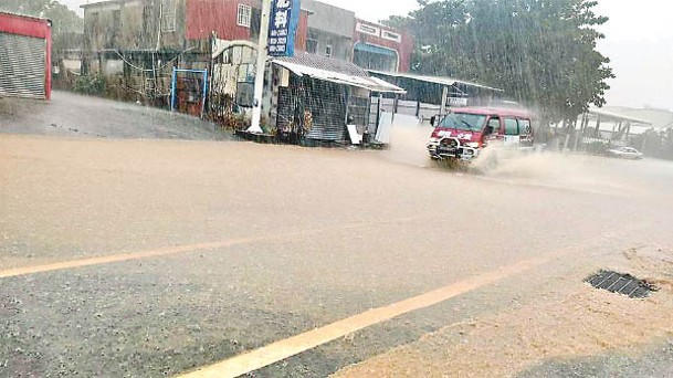 台灣：台東有道路變成「黃河」。