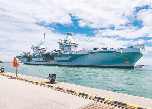 伊利沙伯女王號停靠新加坡樟宜港口。