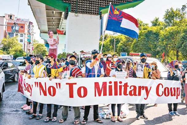 仰光市民抗議軍事政變。