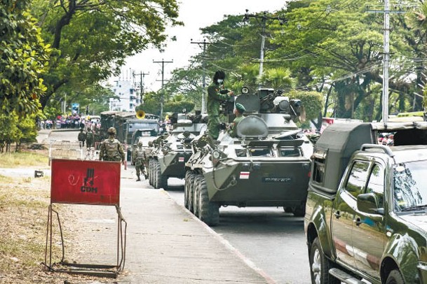 緬軍裝甲車駛入仰光。  （Getty Images圖片）