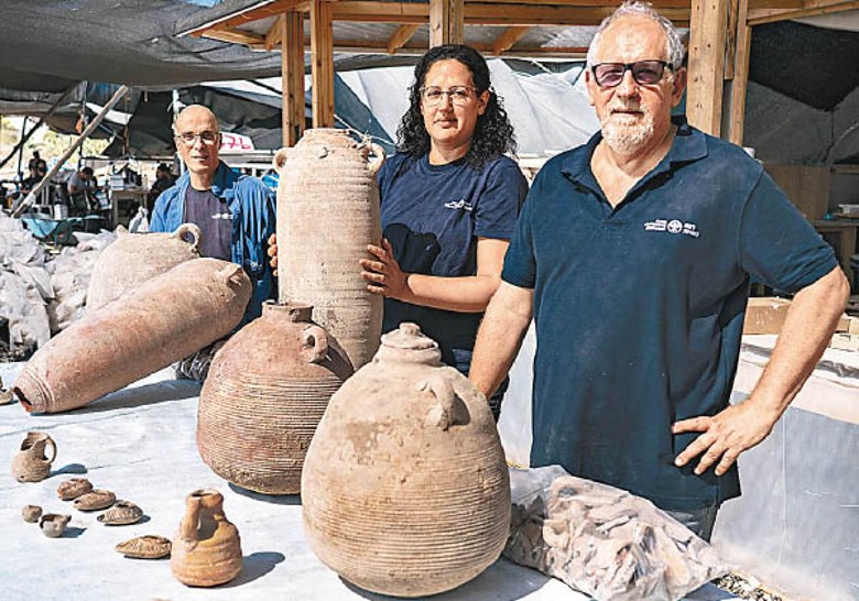 考古人員出土多個陶壺。