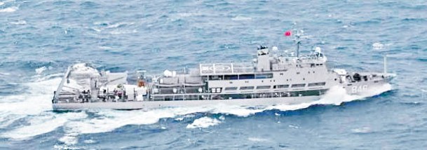 解放軍903A型補給艦東平湖號。