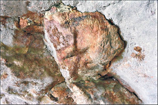 洞穴中的壁畫有不同圖案。