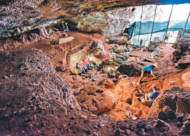 考古學家在羅曼內利洞穴挖掘研究。