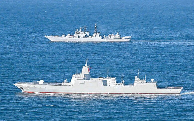 中國驅逐艦南昌號（下）與俄軍艦艇（上）編隊航行。