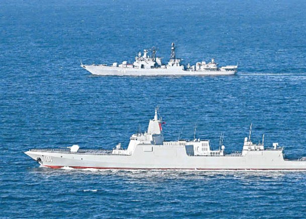 中國驅逐艦南昌號（下）與俄軍艦艇（上）編隊航行。