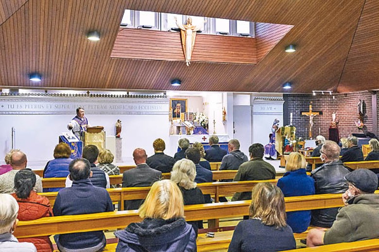 民眾在教堂舉行悼念儀式。