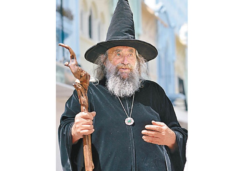 錢納爾經常以巫師打扮演講。