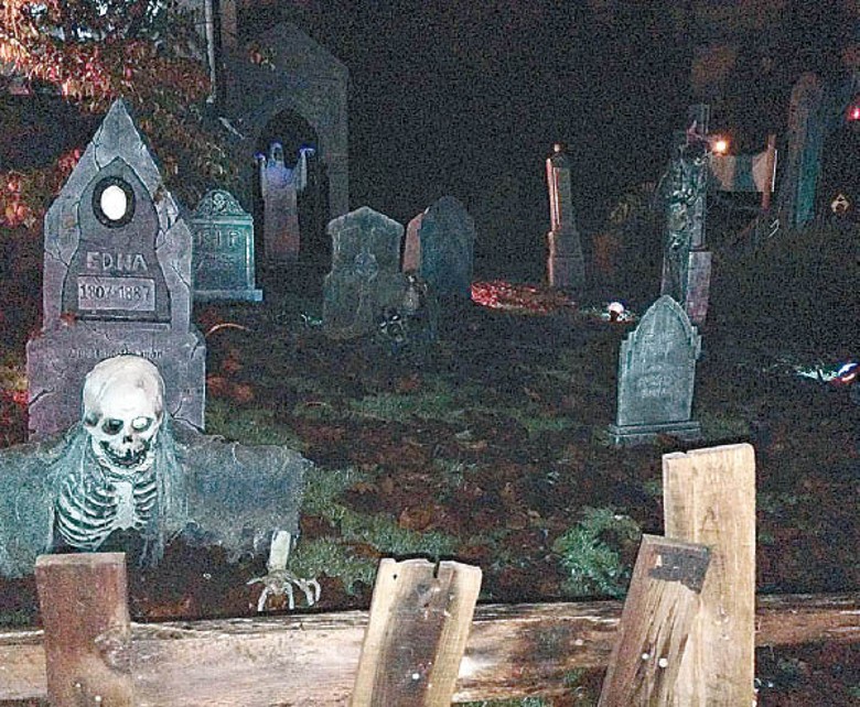 埃奇蒙特鬼屋外裝飾成墳場。