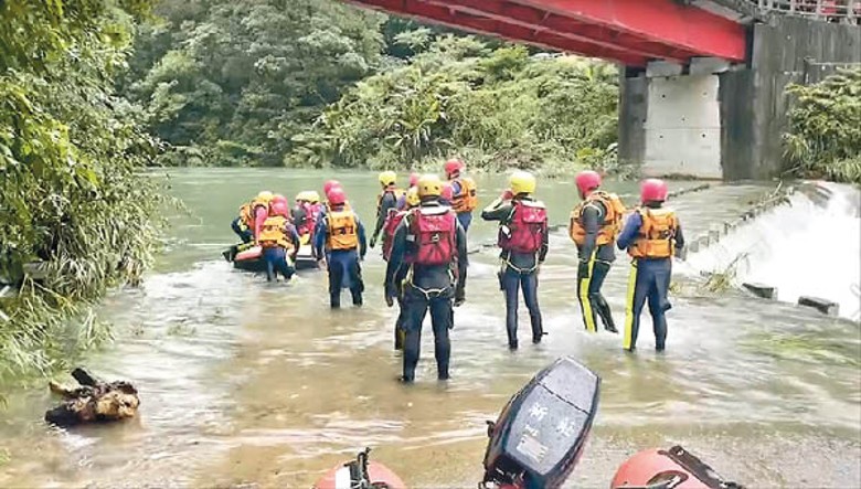 大批救援人員在場搜救失蹤者。（中時電子報圖片）