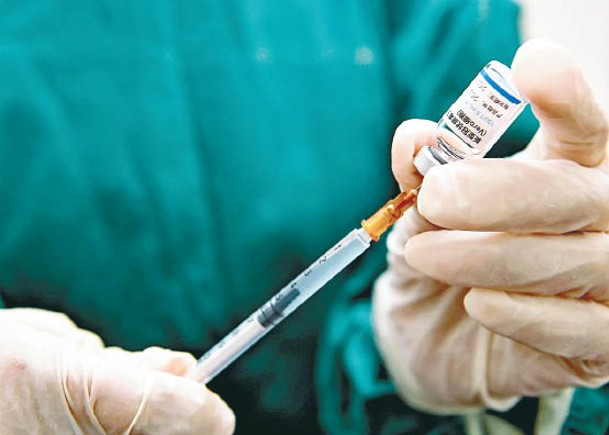 安徽省合肥市展開新冠疫苗加強針接種工作。（中新社圖片）