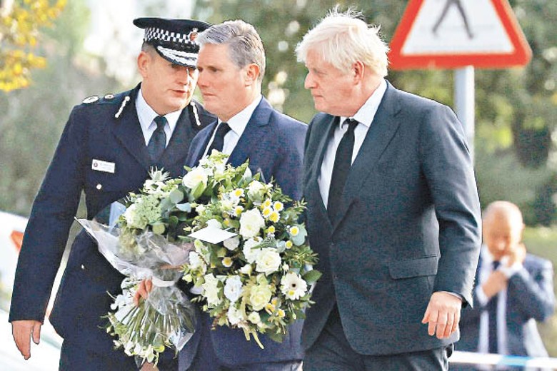 約翰遜（右）在現場獻花。（Getty Images圖片）
