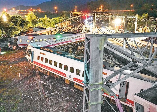 台鐵普悠瑪列車早年曾脫軌翻車，列車司機尤振仲（右）被判囚。